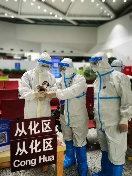 向政枝在教授對(duì)講機(jī)使用方法1.jpg