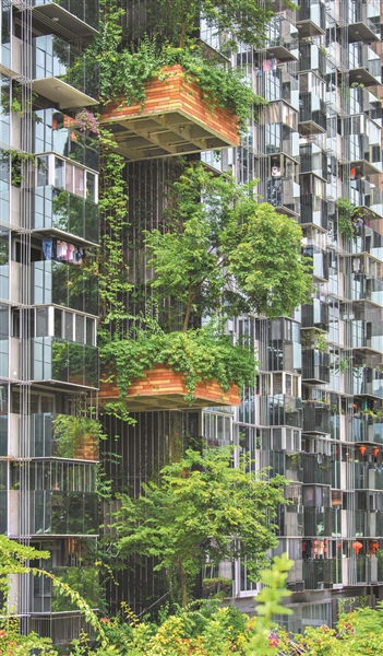 新式垂直綠化理念，不會(huì)讓植物完全遮蔽建筑，相反，設(shè)計(jì)師會(huì)留出對(duì)流風(fēng)口，讓建筑冬暖夏涼。