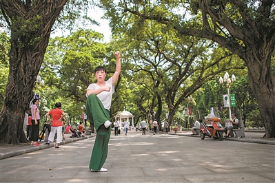 人民公園綠樹成蔭，市民經(jīng)常在此鍛煉休憩。
