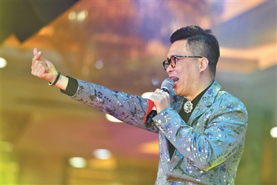 雖然是在食肆表演，但歌手的“行頭”依然很精致，絕不欺場。