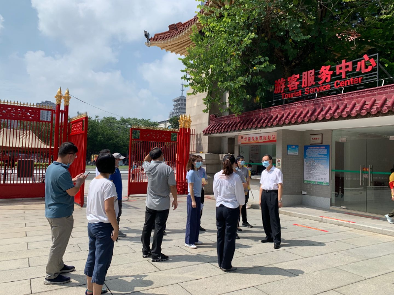 現(xiàn)場督導(dǎo)--考察陵園環(huán)境設(shè)施.jpg