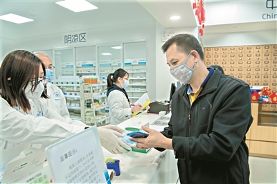 市民預約成功后，拿到口罩。.jpg