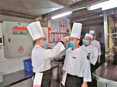 東方賓館員工健康檢測(cè)實(shí)行“晨午檢”。.jpg