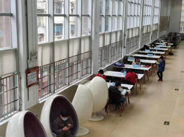 廣州少年兒童圖書館室內(nèi).png