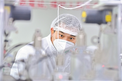 為保證量產(chǎn)，工程師緊盯生產(chǎn)線，一旦出現(xiàn)狀況要立馬解決。