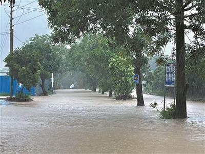 預(yù)計今明仍有暴雨1.jpg