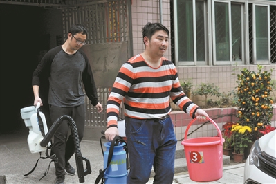 消毒完的工作人員汗流浹背，渾身濕透。