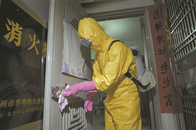對確診病例的住處消毒，門鎖是消毒的重點，工作人員一點也不能馬虎。
