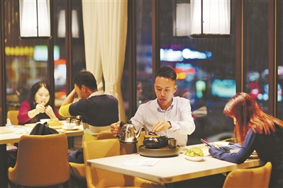 “一盅”（茶）仍是傳統(tǒng)主角，但夜茶的食品絕不限于“兩件”（點(diǎn)心）——各式菜肴是常見(jiàn)的配置。