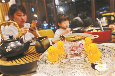  點(diǎn)心的制作，除了保持傳統(tǒng)風(fēng)味以外，也增加了不少新概念，以吸引年輕人。