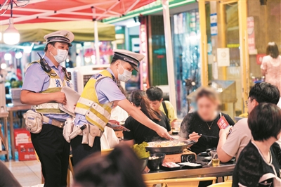 廣州警方開展夏夜治安巡查宣防暨破小案專項(xiàng)整治集中夜查統(tǒng)一行動(dòng)