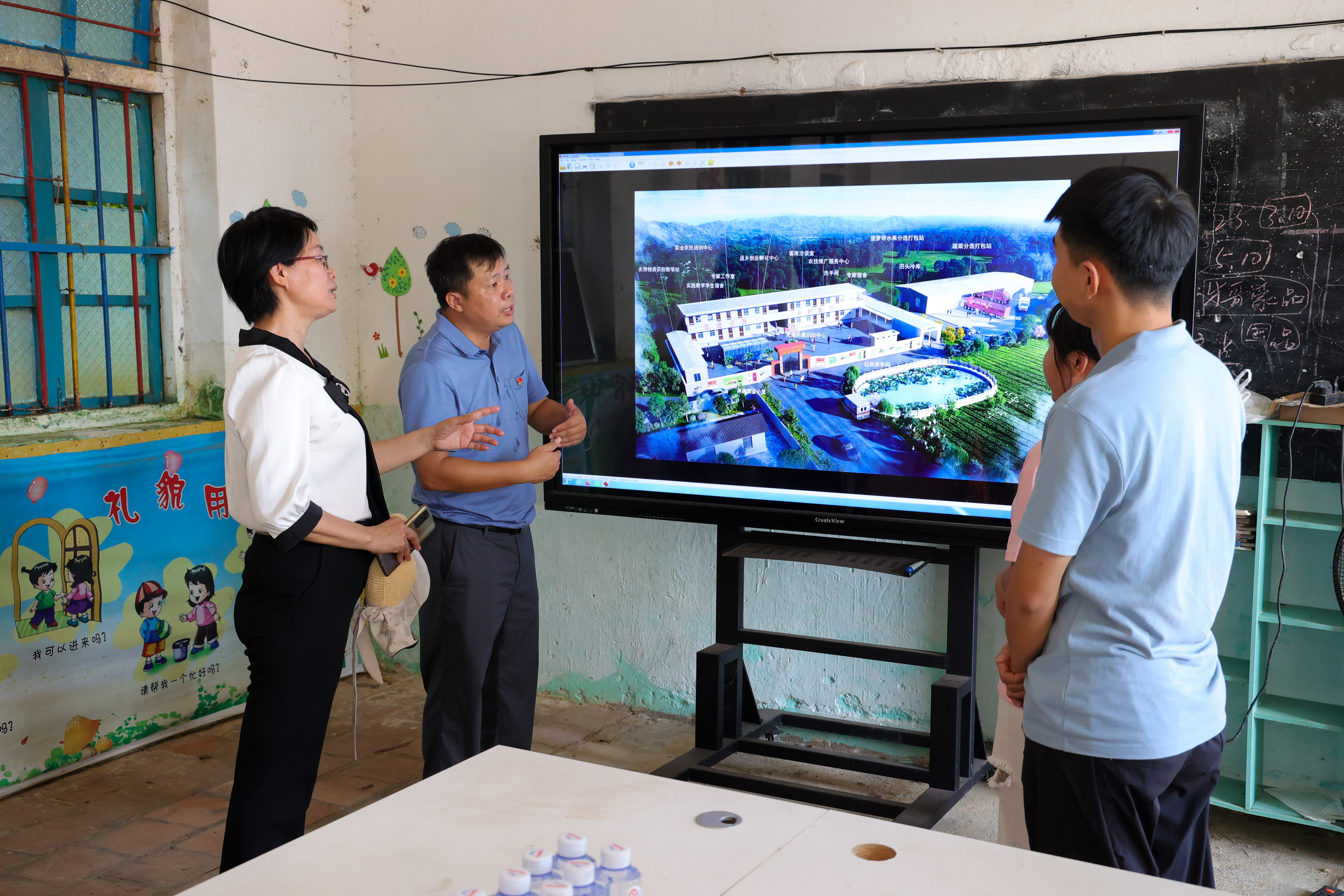 ■工作隊(duì)計(jì)劃將廢棄小學(xué)改造建設(shè)為黨建共建活動中心、專家工作室等設(shè)施。.JPG
