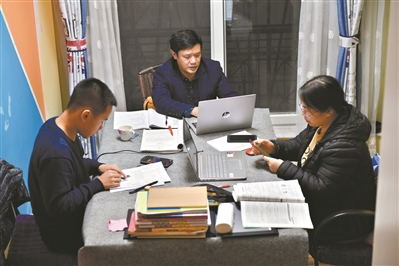 同一張書桌上，孩子做作業(yè)，夫婦倆則備課。