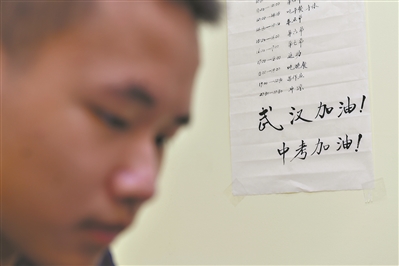 周育卓今年初三，在家里的作息跟學(xué)校的幾乎相同。