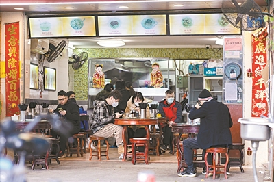 海珠區(qū)一家小食店里坐滿了前來品嘗美食的食客.jpg