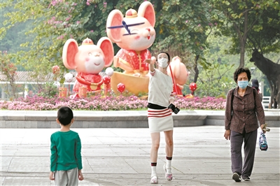 3月23日，流花湖公園，市民戴著口罩在公園內(nèi)游玩。