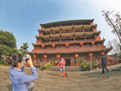  游客在廣州博物館前拍照留念。