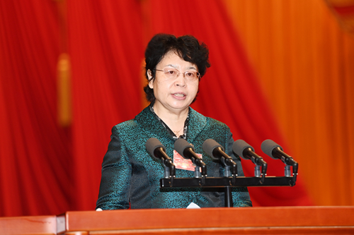 張雅潔宣讀《關于表揚政協(xié)第十四屆廣州市委員會第一次會議以來優(yōu)秀提案、先進承辦單位和個人的通報》《關于表揚2022年度履職優(yōu)秀市政協(xié)委員的通報》