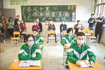 14日，越秀區(qū)二沙島育才學(xué)校為復(fù)課舉行應(yīng)急演練活動。