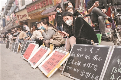 隨著疫情好轉(zhuǎn)，康樂村招工的制衣作坊多了起來。