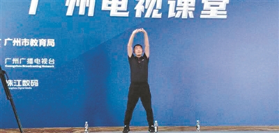 七中老師張濤在錄制網(wǎng)課。