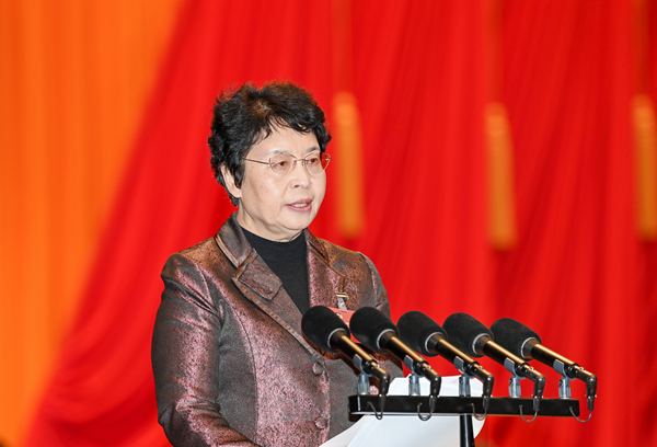 張雅潔宣讀《關(guān)于表揚(yáng)政協(xié)第十四屆廣州市委員會第二次會議以來優(yōu)秀提案、先進(jìn)承辦單位和個人的通報》和《關(guān)于表揚(yáng)2023年度優(yōu)秀市政協(xié)委員的通報》