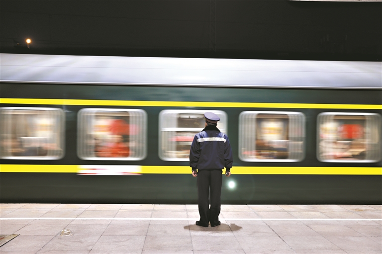 1月14日00:21 春運(yùn)首趟列車(chē)，出發(fā)