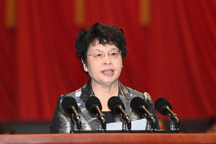 張雅潔宣讀《關(guān)于表?yè)P(yáng)政協(xié)第十四屆廣州市委員會(huì)第三次會(huì)議以來(lái)優(yōu)秀提案、先進(jìn)承辦單位和個(gè)人的通報(bào)》和《關(guān)于表?yè)P(yáng)2024年度履職優(yōu)秀市政協(xié)委員的通報(bào)》