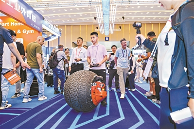 廣交會首設(shè)服務(wù)機(jī)器人專區(qū) 46家企業(yè)展出的明星產(chǎn)品獲外商青睞