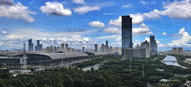 2024年6月23日，一場雨后，廣州琶洲會(huì)展上空藍(lán)天白云。荀建群 攝